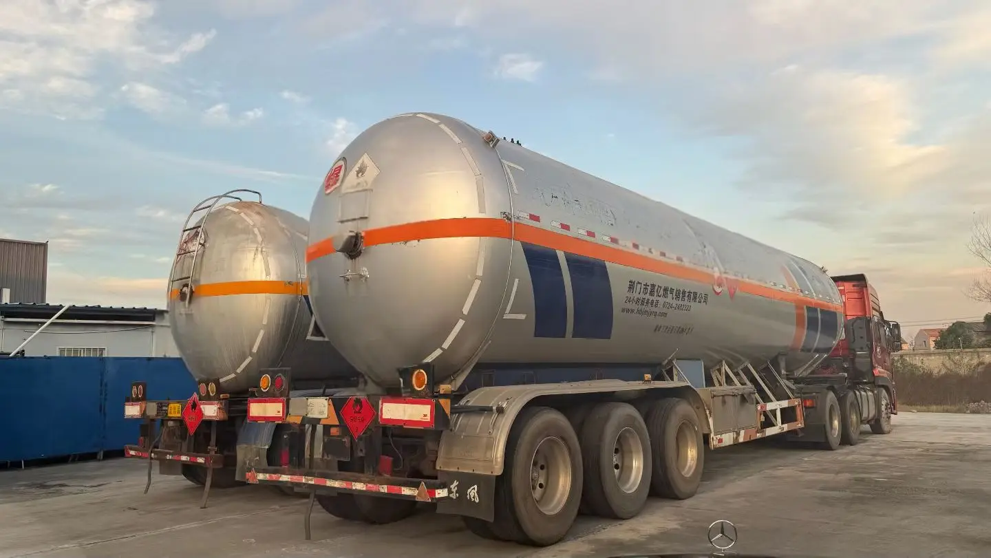 Cryogenic storage tank